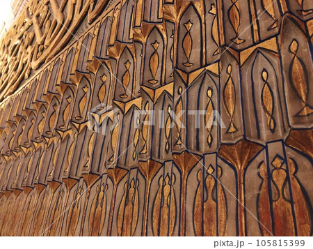 【ウズベキスタン】金色の装飾が美しいアミール・ティムール（グル・アミール）廟の内観（サマルカンド） 105815399