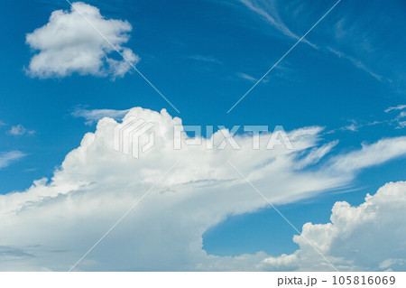 青空に浮かぶ雲 青空に浮かぶ雲 105816069