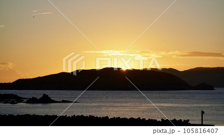 沖縄県座間味村阿嘉島から見た渡嘉敷島の日の出 沖縄県座間味村阿嘉島から見た渡嘉敷島の日の出 105816407