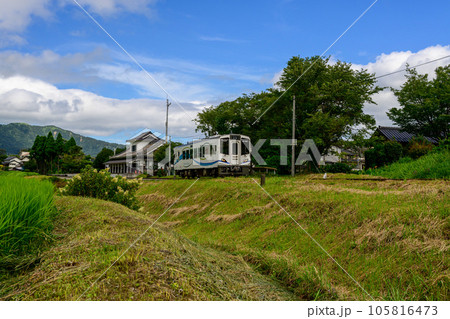 白い列車と阿蘇下田城駅（あそしもだじょうえき）周辺風景「南阿蘇鉄道　全線開通・運航再開」 105816473
