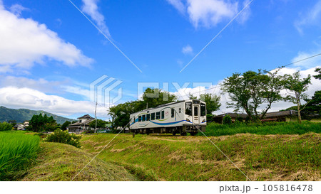 白い列車と阿蘇下田城駅（あそしもだじょうえき）周辺風景「南阿蘇鉄道　全線開通・運航再開」 105816478