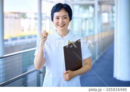 病院で働くベテラン看護師 病院で働くベテラン看護師 105816490
