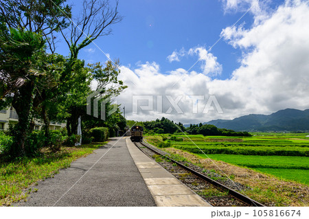 田園風景を背景にトロッコ列車と阿蘇下田城駅（あそしもだじょうえき）「南阿蘇鉄道　全線開通・運航再開」 105816674