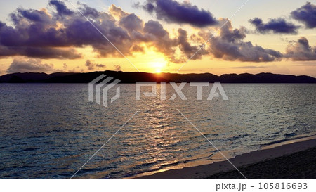 沖縄県座間味村阿嘉島から見た渡嘉敷島の日の出 沖縄県座間味村阿嘉島から見た渡嘉敷島の日の出 105816693