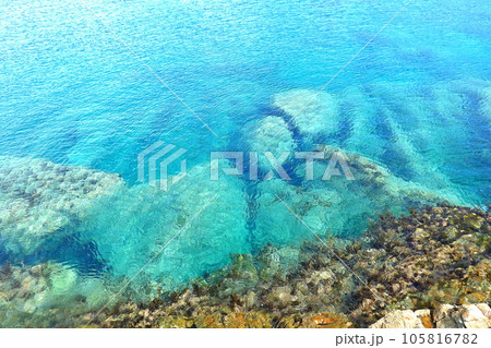 袰月海岸高野埼の岩場と海 105816782