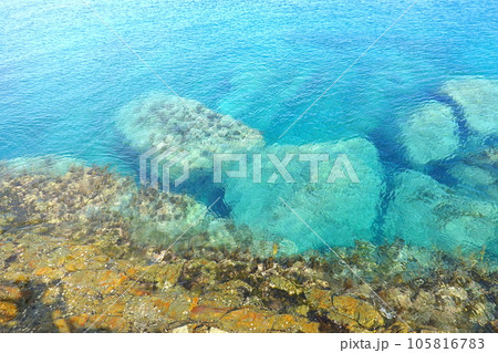 袰月海岸高野埼の岩場と海 105816783