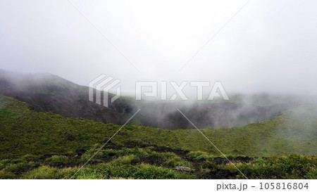 濃い霧がかかった伊豆大島三原山の噴火口 濃い霧がかかった伊豆大島三原山の噴火口 105816804