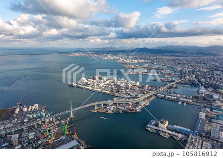 博多湾を取り巻く町並み 福岡空港への着陸前 博多湾を取り巻く町並み 福岡空港への着陸前 105816912
