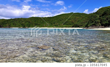沖縄県慶良間諸島の海から見た阿嘉島のアグの浜 沖縄県慶良間諸島の海から見た阿嘉島のアグの浜 105817045
