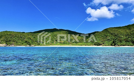 沖縄県慶良間諸島の海から見た阿嘉島のアグの浜 沖縄県慶良間諸島の海から見た阿嘉島のアグの浜 105817054