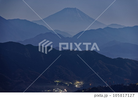 高尾山から見る月明かりの富士山 高尾山から見る月明かりの富士山 105817127