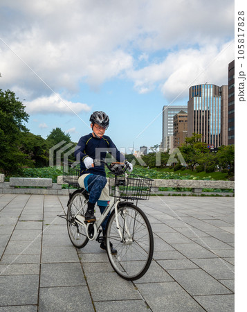 自転車に乗っているシニアの男性 105817828