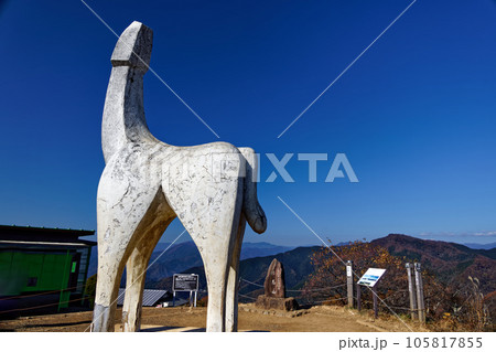 陣馬山山頂の白馬像 105817855