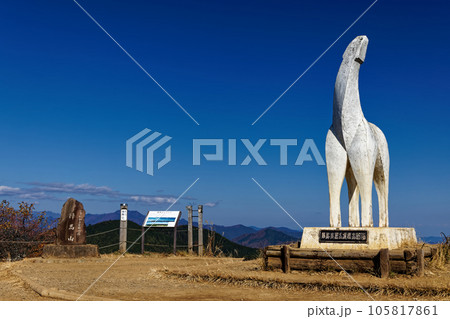 陣馬山山頂の白馬像 陣馬山山頂の白馬像 105817861