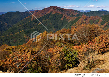 紅葉の陣馬山山頂から見る生藤山 紅葉の陣馬山山頂から見る生藤山 105817892