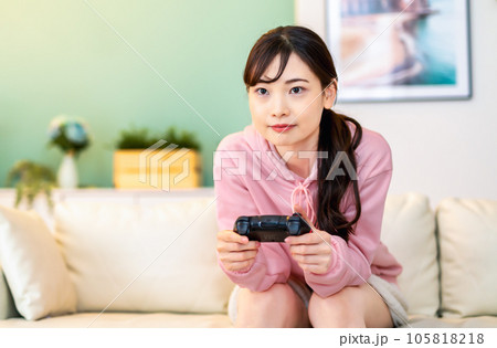 オンラインゲームをする若い女性　昼 105818218