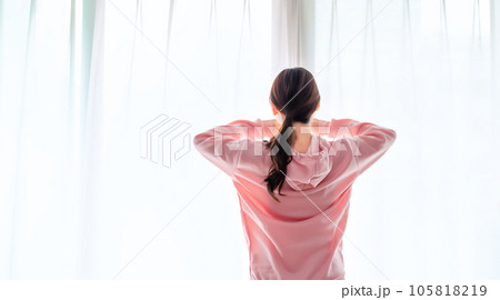 寝起きの若い女性のイメージカット 105818219