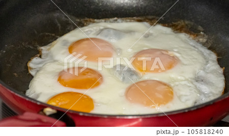 たくさんの目玉焼のスナップ写真 105818240