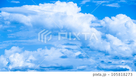 清々しい真夏の空の雲 105818273