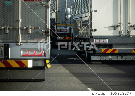 道路を走るトラック 105818277