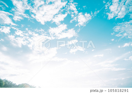 清々しい真夏の空の雲 清々しい真夏の空の雲 105818291