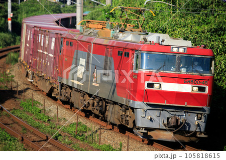 鹿児島本線を走る貨物列車（JR貨物　EH500形） 105818615