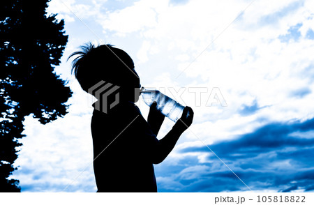 水分補給をする一人の少年 105818822
