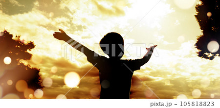 外で遊ぶ無邪気な子供 外で遊ぶ無邪気な子供 105818823