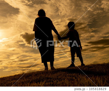 丘を散歩する母と息子 105818829