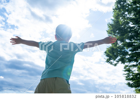 外で遊ぶ無邪気な子供 外で遊ぶ無邪気な子供 105818832