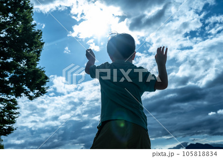 外で遊ぶ無邪気な子供 外で遊ぶ無邪気な子供 105818834