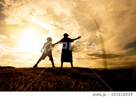 丘を散歩する母と息子 105818839