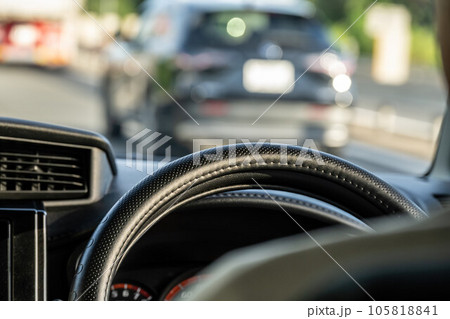 車を運転する男性 車を運転する男性 105818841