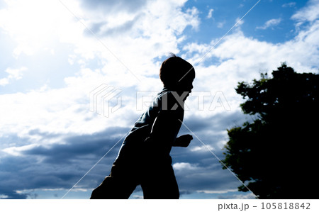 外で遊ぶ無邪気な子供 105818842