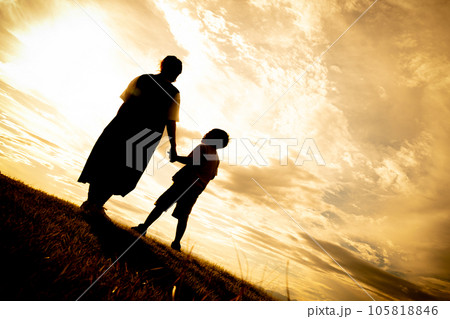 丘を散歩する母と息子 105818846