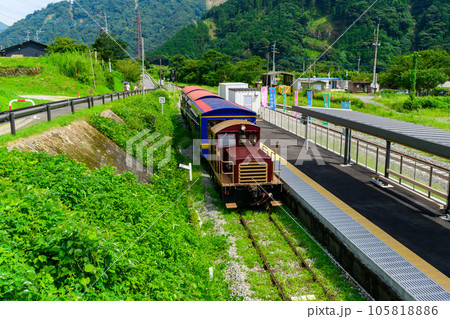 駅構内風景　トロッコ列車　(立野駅)「全線開通・運航再開」 105818886