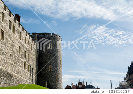 秋の青空と明るい日差しの下の歴史的な石のブロックでできたウィンザー城 ロンドン郊外のウィンザーの街並 秋の青空と明るい日差しの下の歴史的な石のブロックでできたウィンザー城 ロンドン郊外のウィンザーの街並 105819257