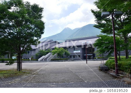 箱根町　レイクアリーナ箱根（箱根町総合体育館）と箱根の山並み 105819520