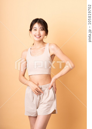 ヨガ 105819702