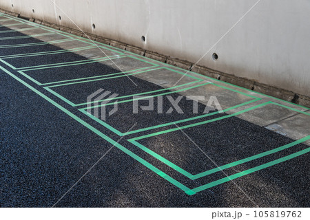 駐輪場のライン引き　白線塗料の養生テープ 105819762