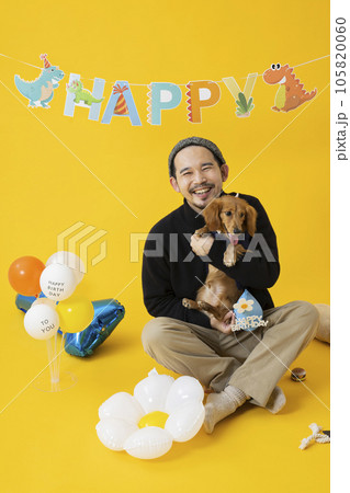 飼い犬の誕生日を祝う男性 105820060
