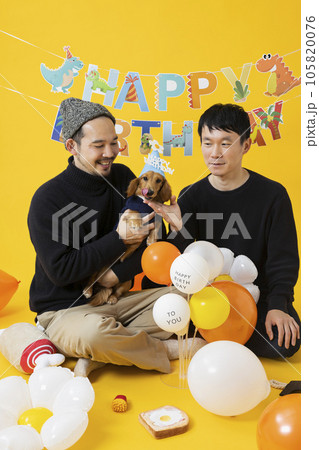 飼い犬の誕生日を祝う男性 飼い犬の誕生日を祝う男性 105820076