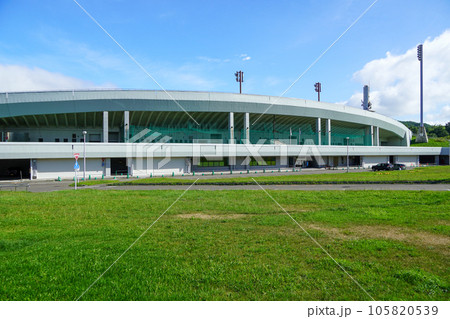 真駒内セキスイハイムスタジアムを外側から眺めて 真駒内セキスイハイムスタジアムを外側から眺めて 105820539