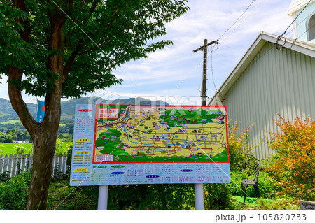夏空を背景に阿蘇白川駅　看板・地図（あそしらかわえき）「南阿蘇鉄道　全線開通・運航再開」 105820733