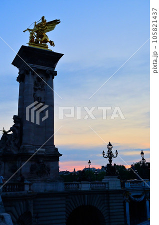 セーヌ川の夕景・アレクサンドル3世橋/パリ,フランス セーヌ川の夕景・アレクサンドル3世橋/パリ,フランス 105821437