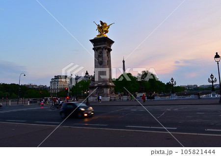 セーヌ川の夕景・アレクサンドル3世橋／パリ，フランス 105821444