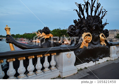 セーヌ川の夕景・アレクサンドル3世橋／パリ，フランス 105821450