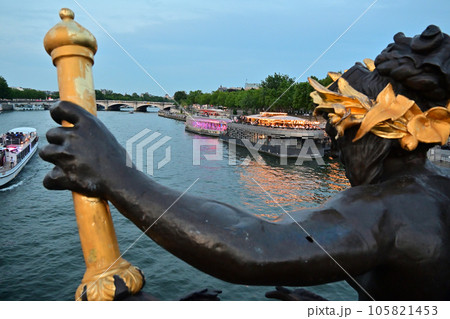 セーヌ川の夕景・アレクサンドル3世橋／パリ，フランス 105821453