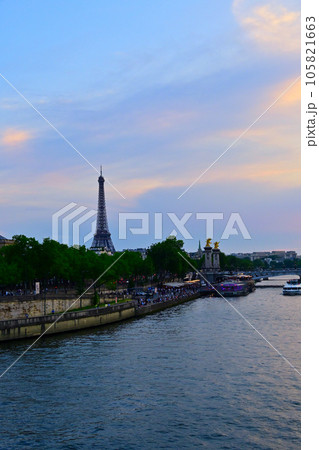 セーヌ川から望む夕刻のエッフェル塔/パリ,フランス セーヌ川から望む夕刻のエッフェル塔/パリ,フランス 105821663