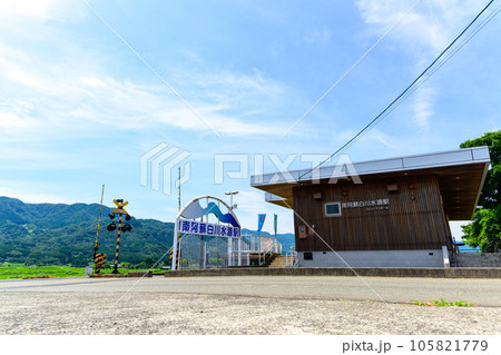 夏空と阿蘇の山並みを背景に南阿蘇白川水源駅　「南阿蘇鉄道高森線(全線開通)」 105821779